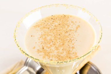 yumurta likörü koyu rom ve süt ile kokteyl