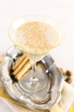 yumurta likörü koyu rom ve süt ile kokteyl