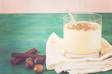 Geleneksel yumurta nog kokteyl