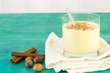 Geleneksel yumurta nog kokteyl