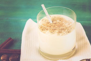 Geleneksel yumurta nog kokteyl