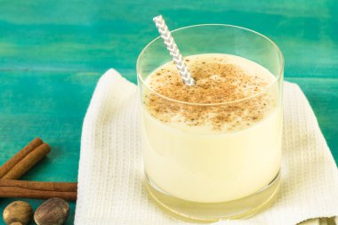 Geleneksel yumurta nog kokteyl