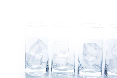 Büyük buz küpleri ile boş gözlük