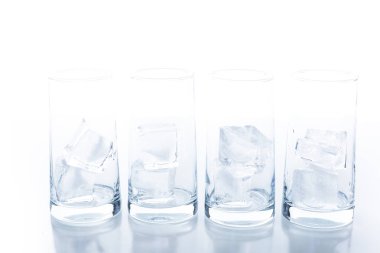 Büyük buz küpleri ile boş gözlük