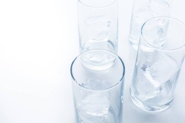 Büyük buz küpleri ile boş gözlük