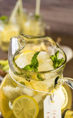  sürahi içinde limon ile çay