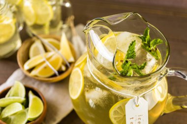  sürahi içinde limon ile çay