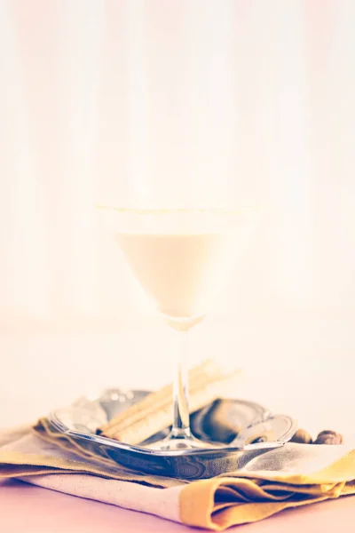 Cocktail di zabaione con rum scuro e latte — Foto Stock