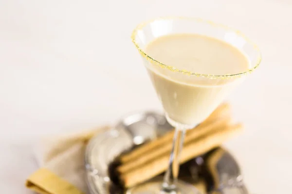 Eierlikör-Cocktail mit dunklem Rum und Milch — Stockfoto