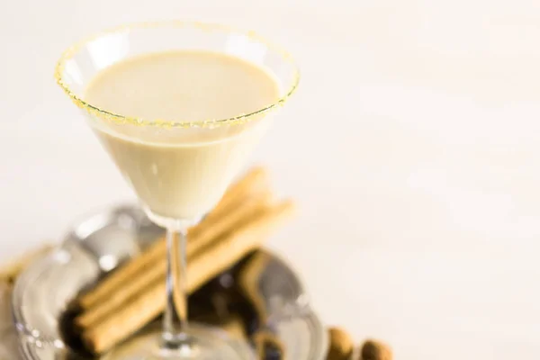 Äggtoddy cocktail med mörk Rom och mjölk — Stockfoto