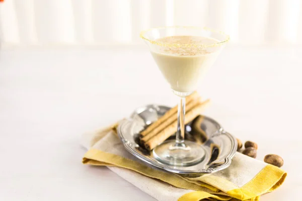 Eierlikör-Cocktail mit dunklem Rum und Milch — Stockfoto