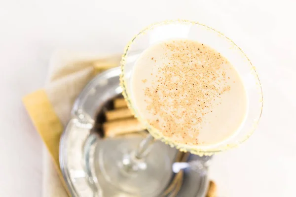 Coquetel de gemada com rum escuro e leite — Fotografia de Stock