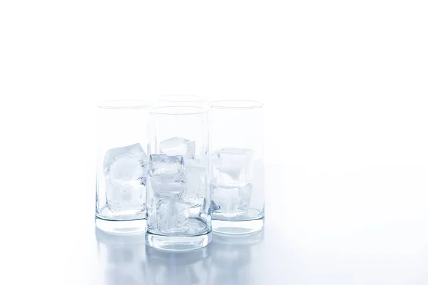 Vasos vacíos con cubitos de hielo grandes — Foto de Stock