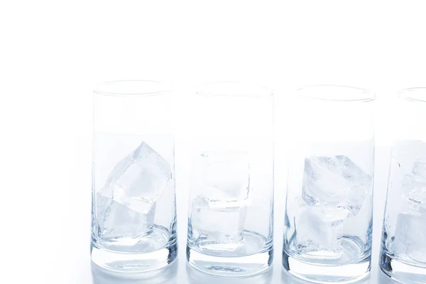 Prázdných sklenic s velkými ledové kostky — Stock fotografie