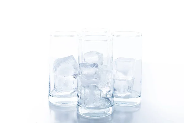 Vasos vacíos con cubitos de hielo grandes — Foto de Stock