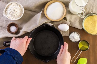 Prepating geleneksel tatlı mısır ekmeği