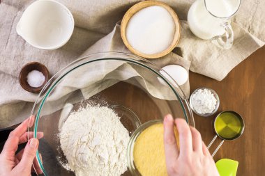 Prepating geleneksel tatlı mısır ekmeği