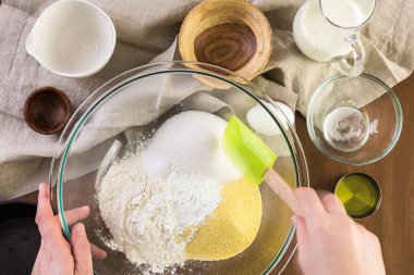 Prepating geleneksel tatlı mısır ekmeği