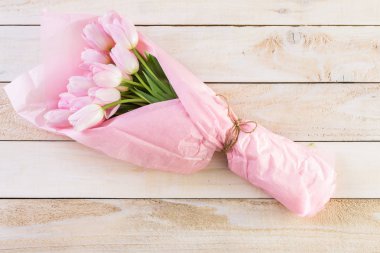 Bir buket pembe lale.