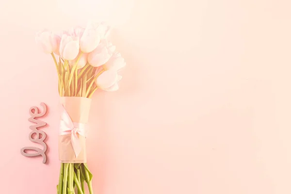 Bukett med rosa tulpaner — Stockfoto
