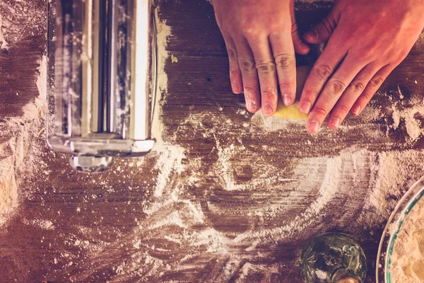 Förbereda hemlagad pasta — Stockfoto