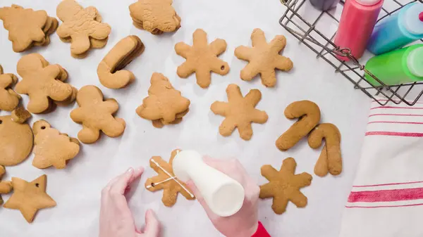 Decorating Gingerbread cookies — Stock Photo, Image