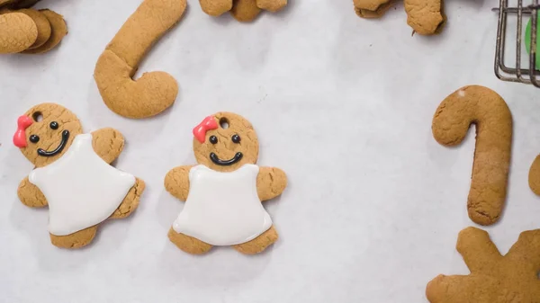 Decorating Gingerbread cookies — Stock Photo, Image