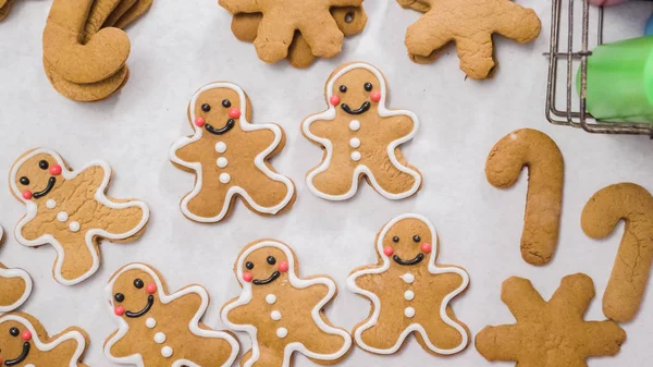 Decorating Gingerbread cookies — Stock Photo, Image