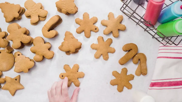 Decorating Gingerbread cookies — Stock Photo, Image