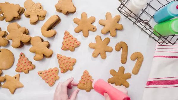 Decorating Gingerbread cookies — Stock Photo, Image