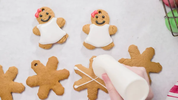 Decorating Gingerbread cookies — Stock Photo, Image