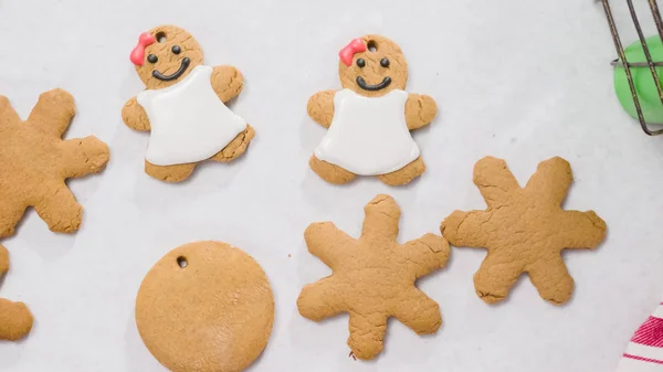 Hacer galletas de jengibre —  Fotos de Stock