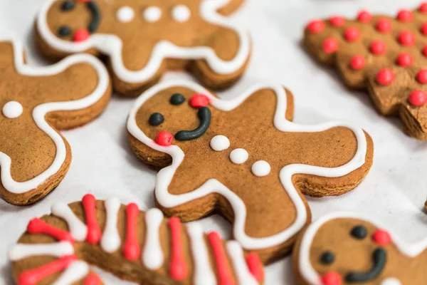 Fazer biscoitos de gengibre — Fotografia de Stock