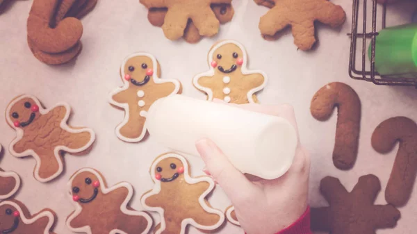 Fazer biscoitos de gengibre — Fotografia de Stock