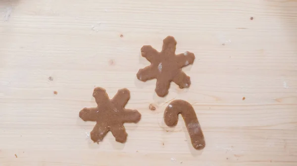 Fazer biscoitos de gengibre — Fotografia de Stock