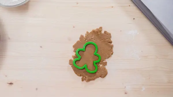 Fazer biscoitos de gengibre — Fotografia de Stock