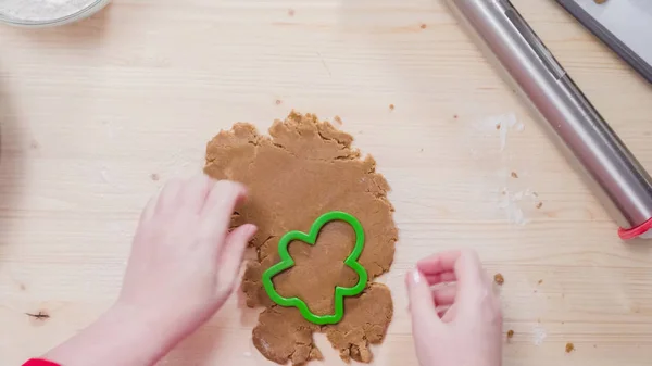 Maken van peperkoek cookies — Stockfoto