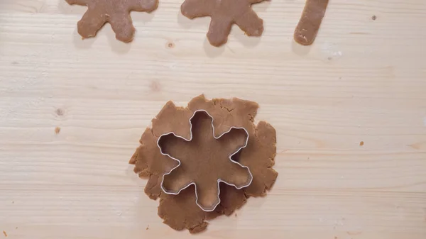 Faire des biscuits au pain d'épice — Photo