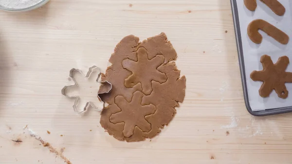 Fare biscotti di pan di zenzero — Foto Stock