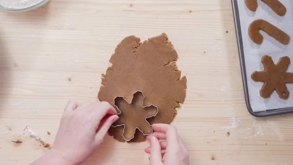 Gingerbread koekjes bakken — Stockfoto