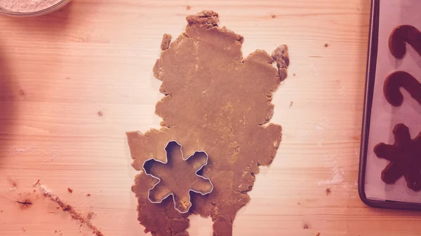 Gingerbread koekjes bakken — Stockfoto
