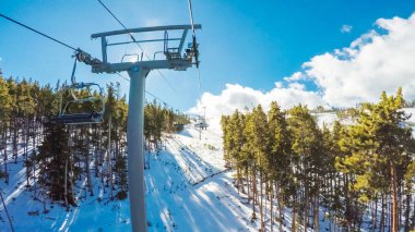 POV bir bakış açısı. Açık hava teleferik.
