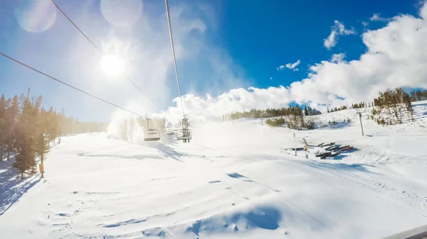 视角的观点 露天滑雪缆车 — 图库照片