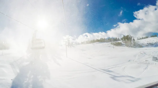 视角的观点 露天滑雪缆车 — 图库照片