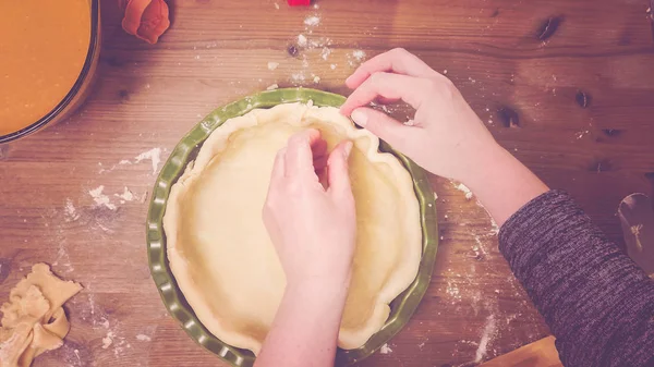 Производство тыквенного пирога — стоковое фото