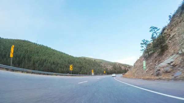 Góry, widok z perspektywy kierowcy — Zdjęcie stockowe