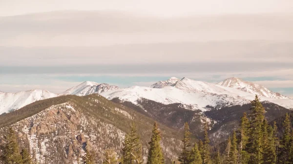 Vista sulle cime delle montagne — Foto Stock