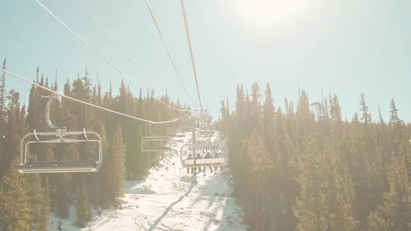 高山スキーのために山の頂上に行くオープンエアのスキーリフト — ストック写真