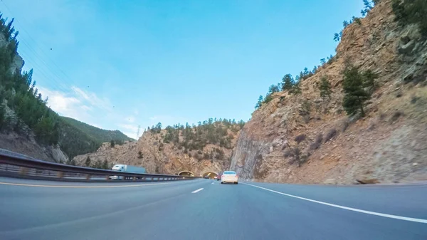 Góry, widok z perspektywy kierowcy — Zdjęcie stockowe