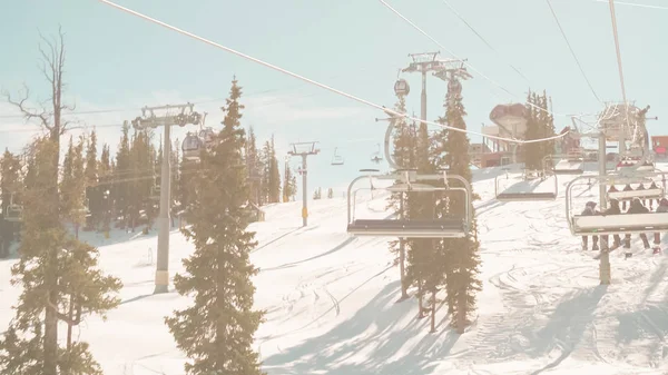 Alp Kayağı Için Dağın Tepesine Giden Açık Hava Kayak Asansörü — Stok fotoğraf